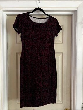 Women's Short Sleeve Scoop Neck Dress in Dark Burgundy and Black